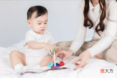 宝宝精细动作是智力发育的标志，各月龄训练方法不同，家长别错过
