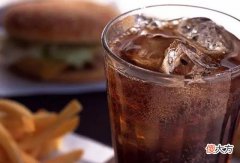 孩子一放假就吃喝玩乐？这四个行为家长要阻止，对牙齿眼睛危害大