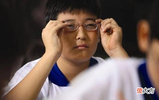 孩子一放假就吃喝玩乐？这四个行为家长要阻止，对牙齿眼睛危害大