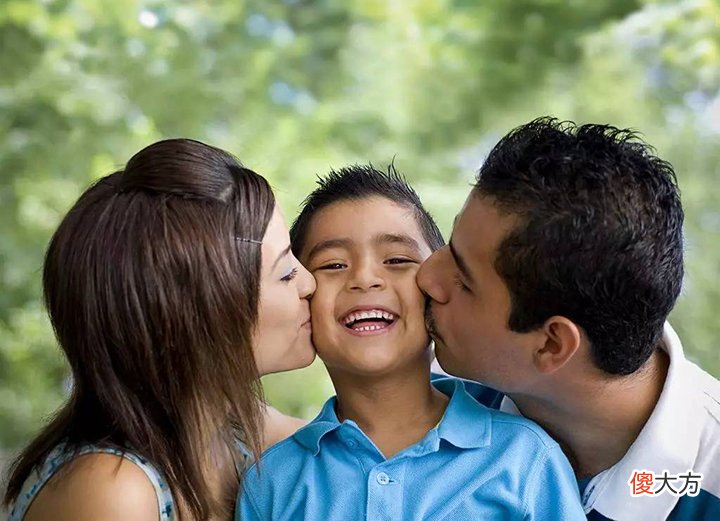 “爸爸和妈妈你更爱谁？”别让孩子做选择题，容易“伤感情”