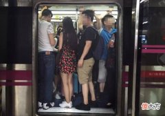 一节车厢，两种家庭，孩子的未来一目了然，别再忽视家教的重要性