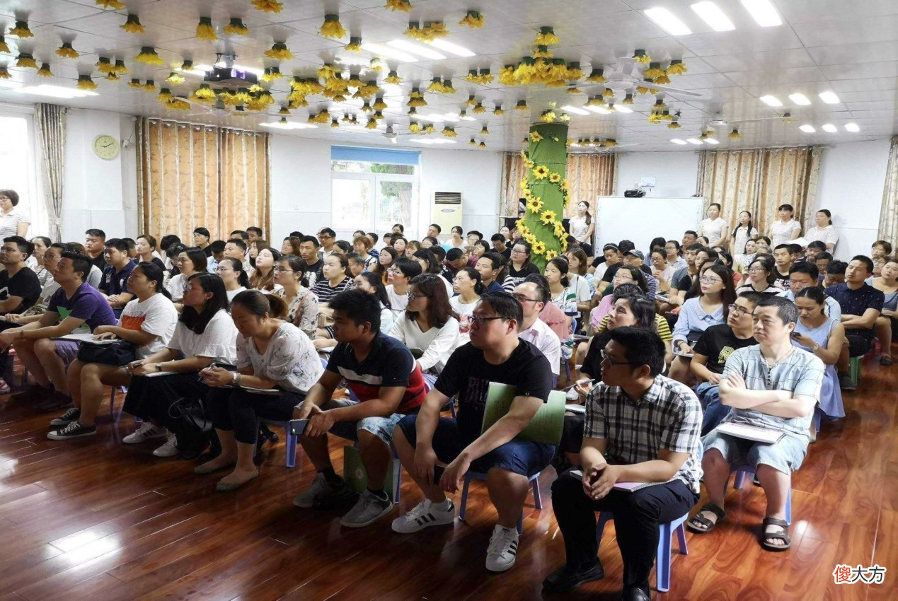 妈妈去开家长会，却因为穿着被老师婉拒，“要不你换件衣服？”