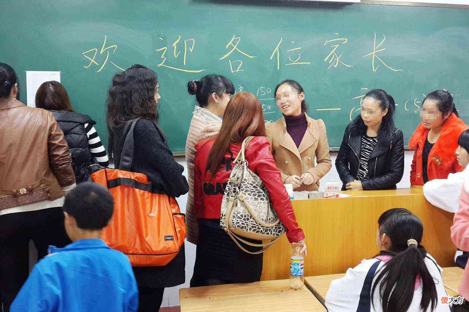 妈妈去开家长会，却因为穿着被老师婉拒，“要不你换件衣服？”