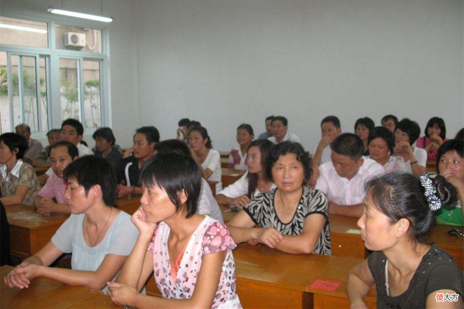 妈妈去开家长会，却因为穿着被老师婉拒，“要不你换件衣服？”