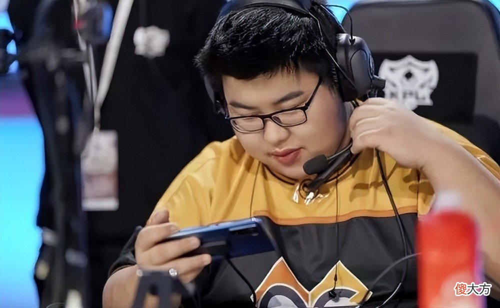 【游戏世界】联盟第一支拿到7冠的队伍，小胖居然将签名订给露娜