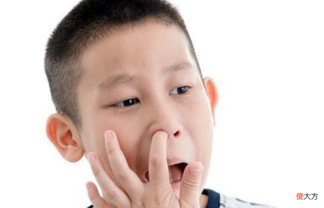 孩子经常“挖鼻孔”，长大后会面临2种结局，父母不能轻视