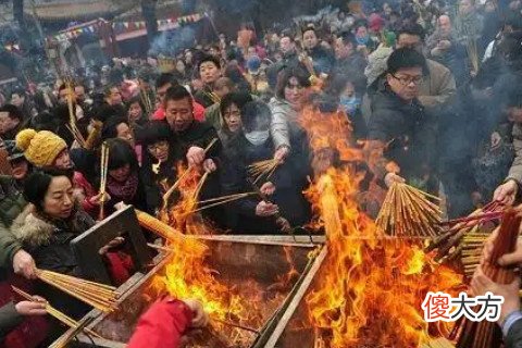 什么八字的人不适合去寺庙上香