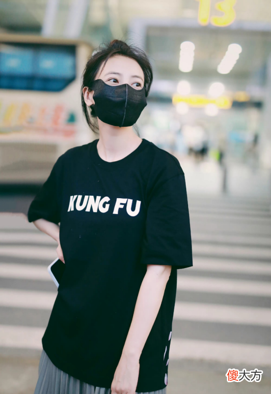 【就爱时尚】成熟女性原来也可以选择丸子头造型，搭配低调服装，超有气质的