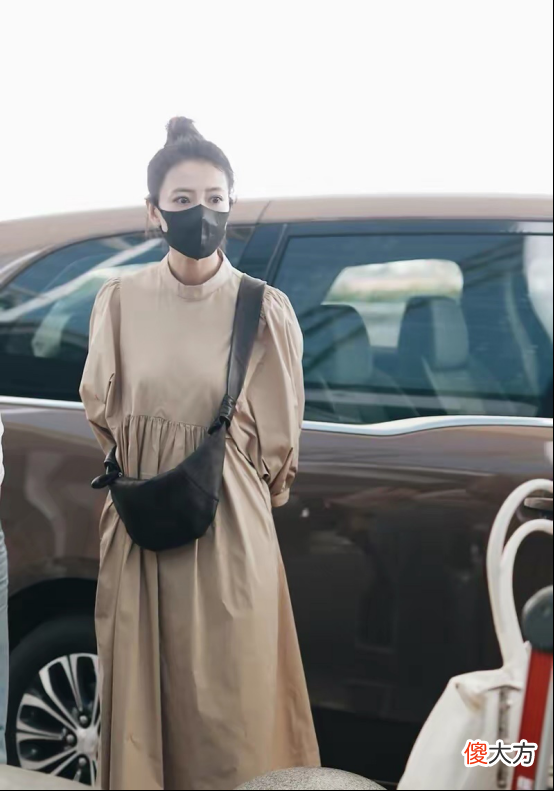 【就爱时尚】成熟女性原来也可以选择丸子头造型，搭配低调服装，超有气质的