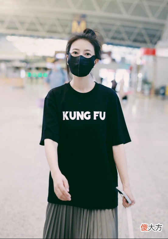 【就爱时尚】成熟女性原来也可以选择丸子头造型，搭配低调服装，超有气质的