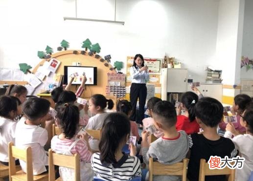 幼师穿超短裙上课，宝妈表示难以接受，老师：穿什么是我的自由