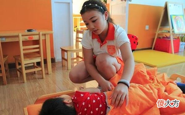 幼师穿超短裙上课，宝妈表示难以接受，老师：穿什么是我的自由