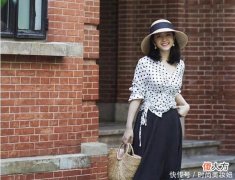 【就爱时尚】别再白衬衫配牛仔裤，学三木波点衬衫配半身裙，显贵10倍不止