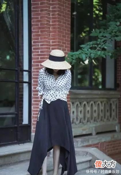 【就爱时尚】别再白衬衫配牛仔裤，学三木波点衬衫配半身裙，显贵10倍不止