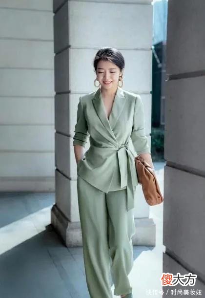 【就爱时尚】别再白衬衫配牛仔裤，学三木波点衬衫配半身裙，显贵10倍不止