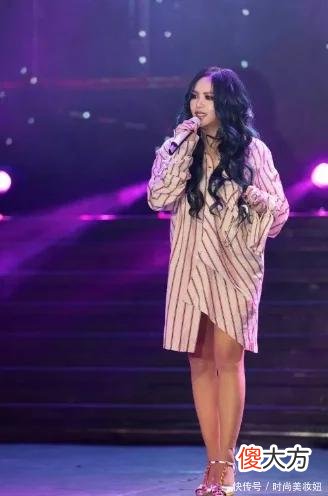 【时尚一点】张惠妹200斤又怎样?穿条纹衬衫裙至少显瘦20斤,长卷发好惊艳