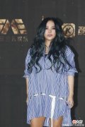 【时尚一点】张惠妹200斤又怎样？穿条纹衬衫裙至少显瘦20斤，长卷发好惊艳