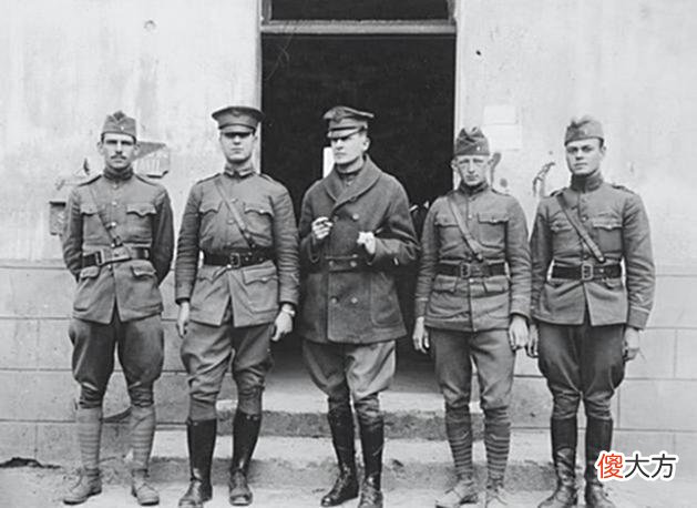 【爱历史】日本战败后，麦克阿瑟问天皇：你为何不切腹？天皇只冷冷说四个字