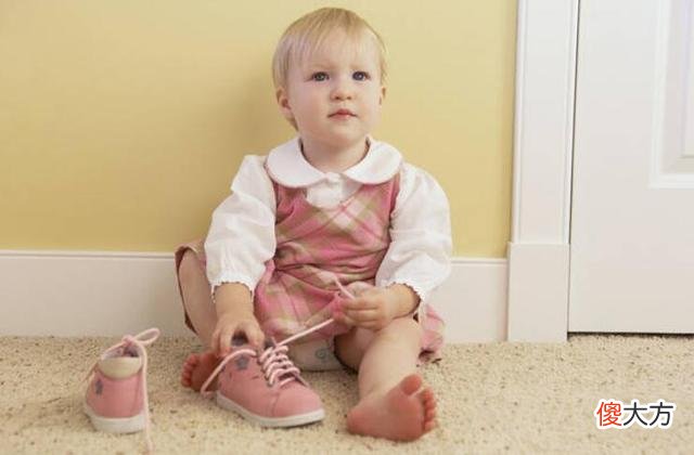 宝宝学走路,穿鞋还是光脚?很多父母做错了