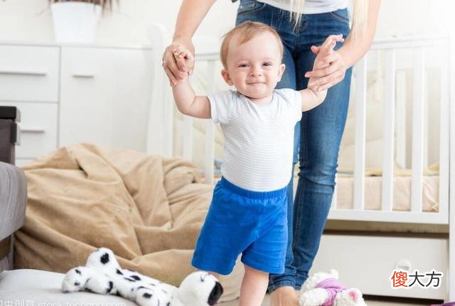 宝宝学走路,穿鞋还是光脚?很多父母做错了