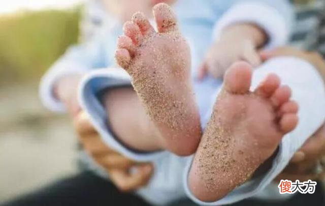 宝宝学走路,穿鞋还是光脚?很多父母做错了