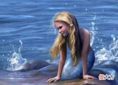 渔民捕鱼发现美人鱼，全村围观，老人一眼就认出了他