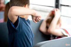 当孩子出现3种状况，可能正在遭受“欺负”，父母不要掉以轻心