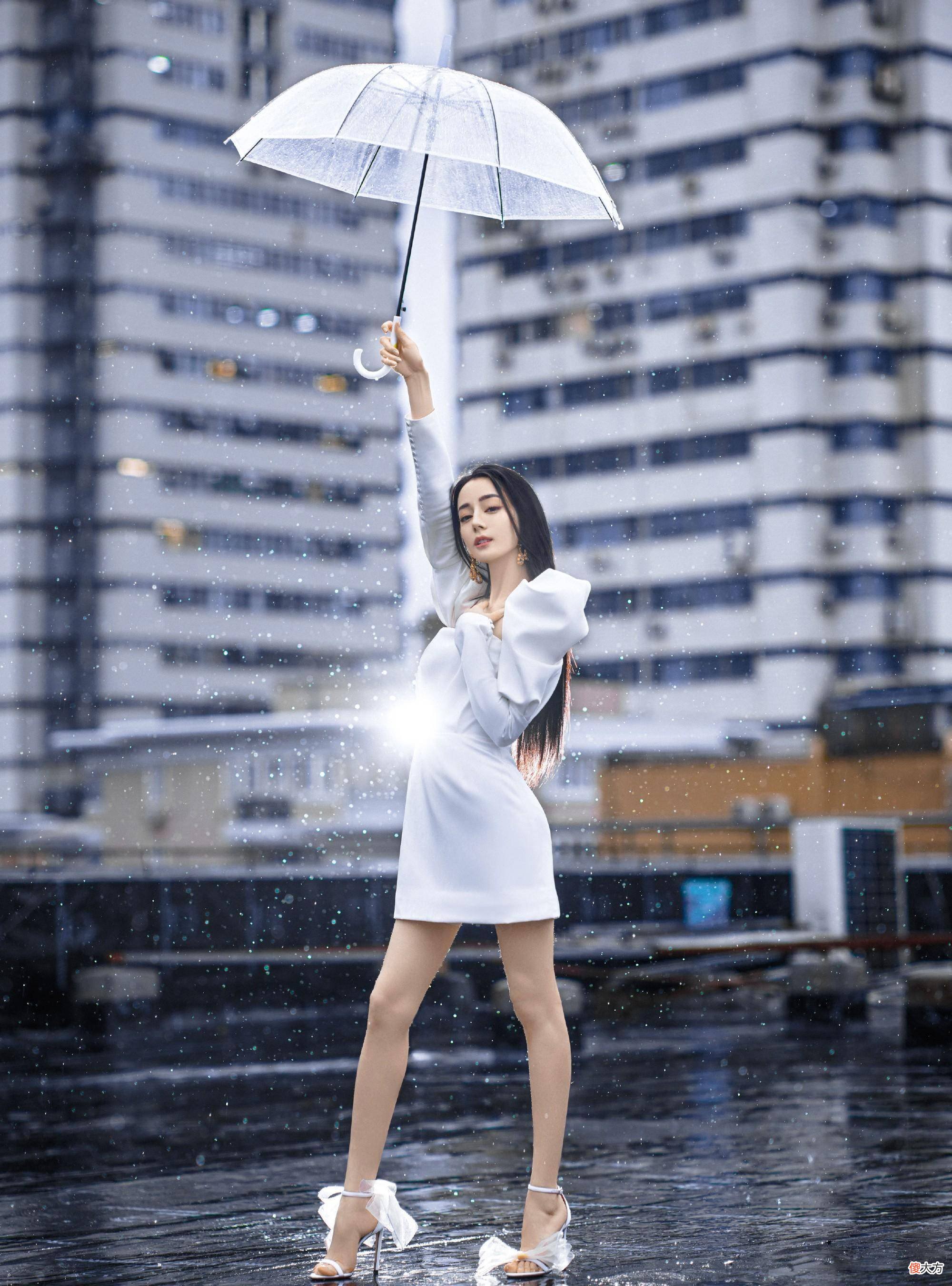 【就爱时尚】迪丽热巴雨中撑伞画面浪漫唯美，每一张都能拿来当壁纸