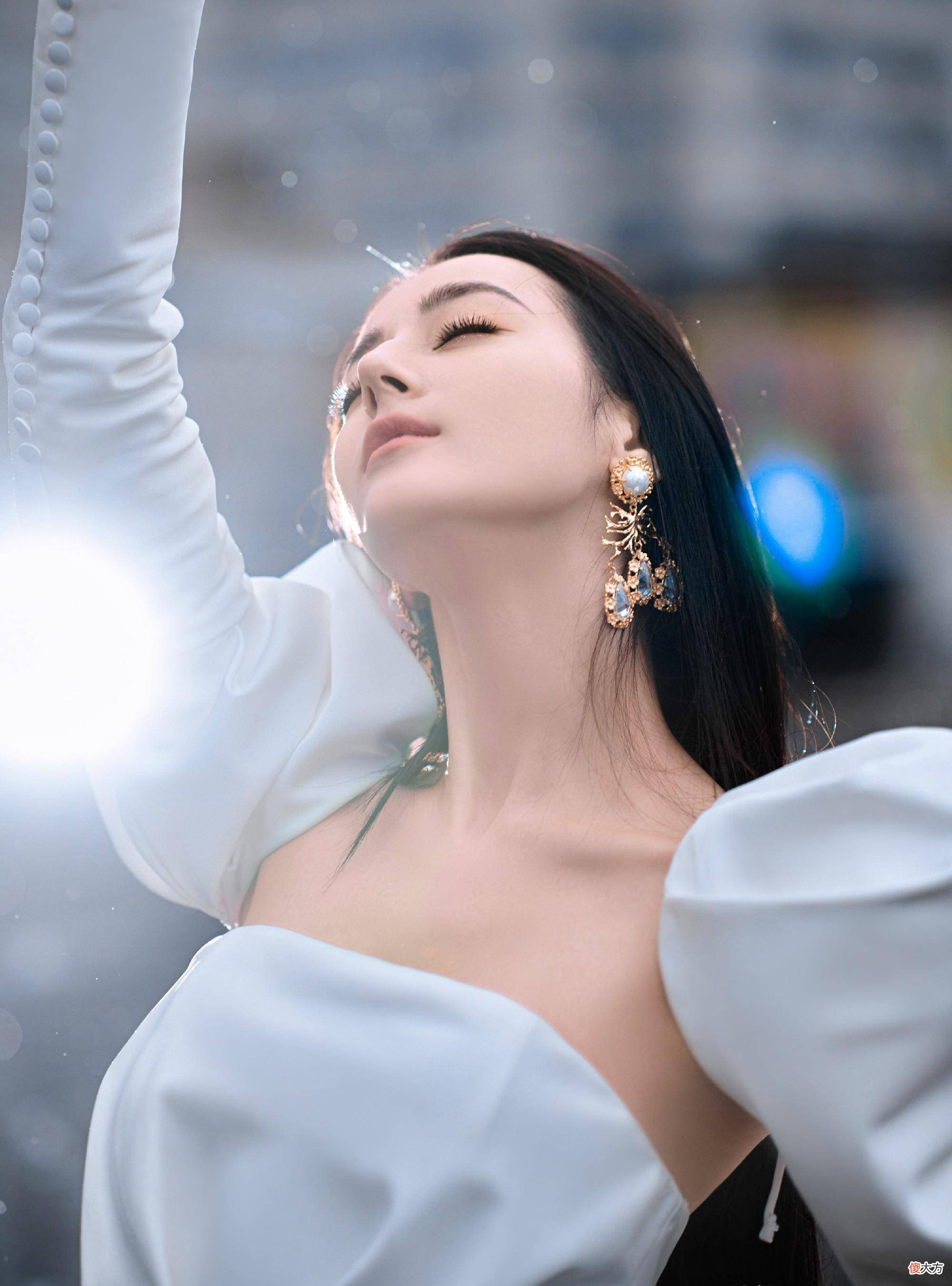 【就爱时尚】迪丽热巴雨中撑伞画面浪漫唯美，每一张都能拿来当壁纸