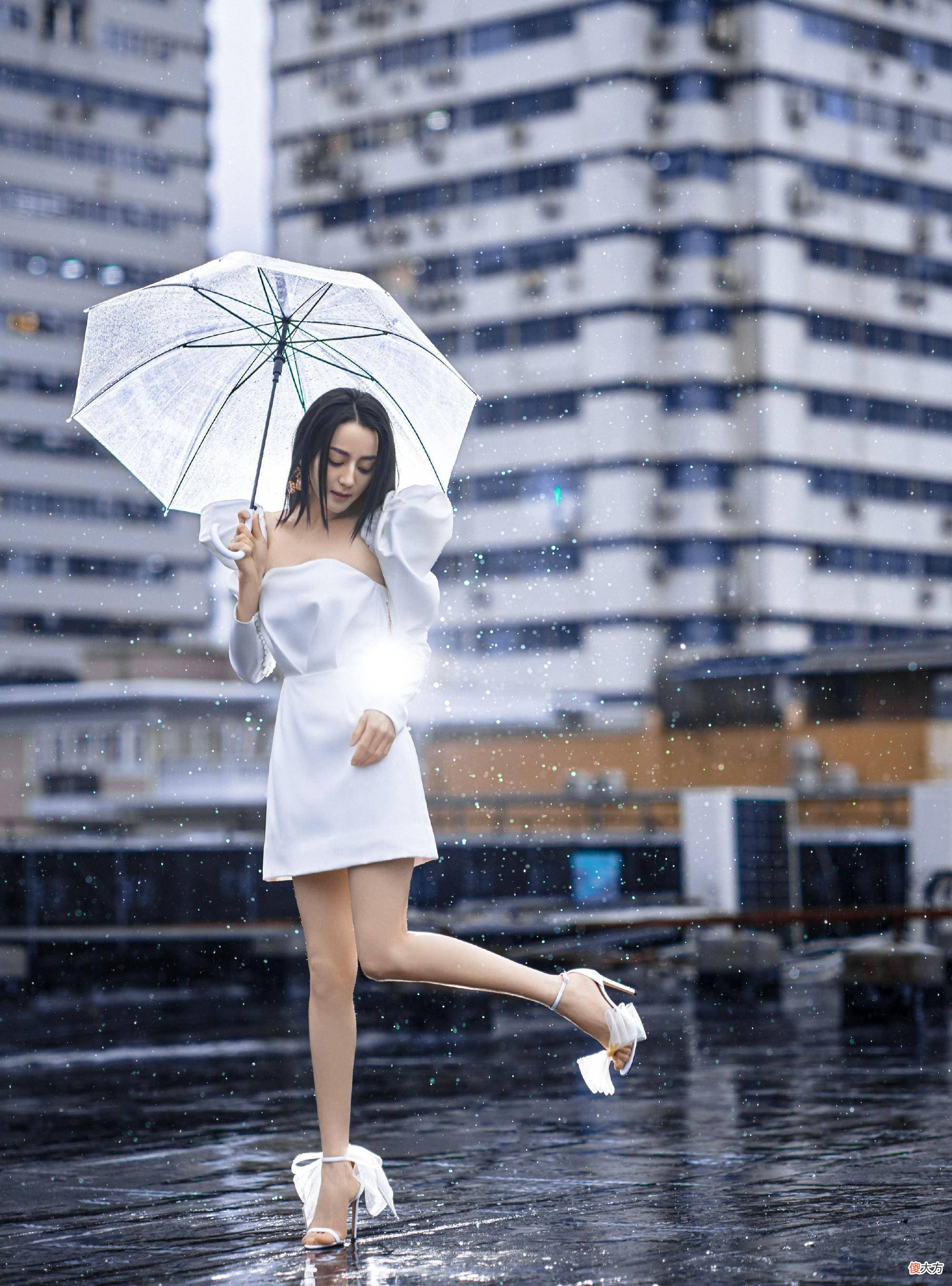 【就爱时尚】迪丽热巴雨中撑伞画面浪漫唯美，每一张都能拿来当壁纸