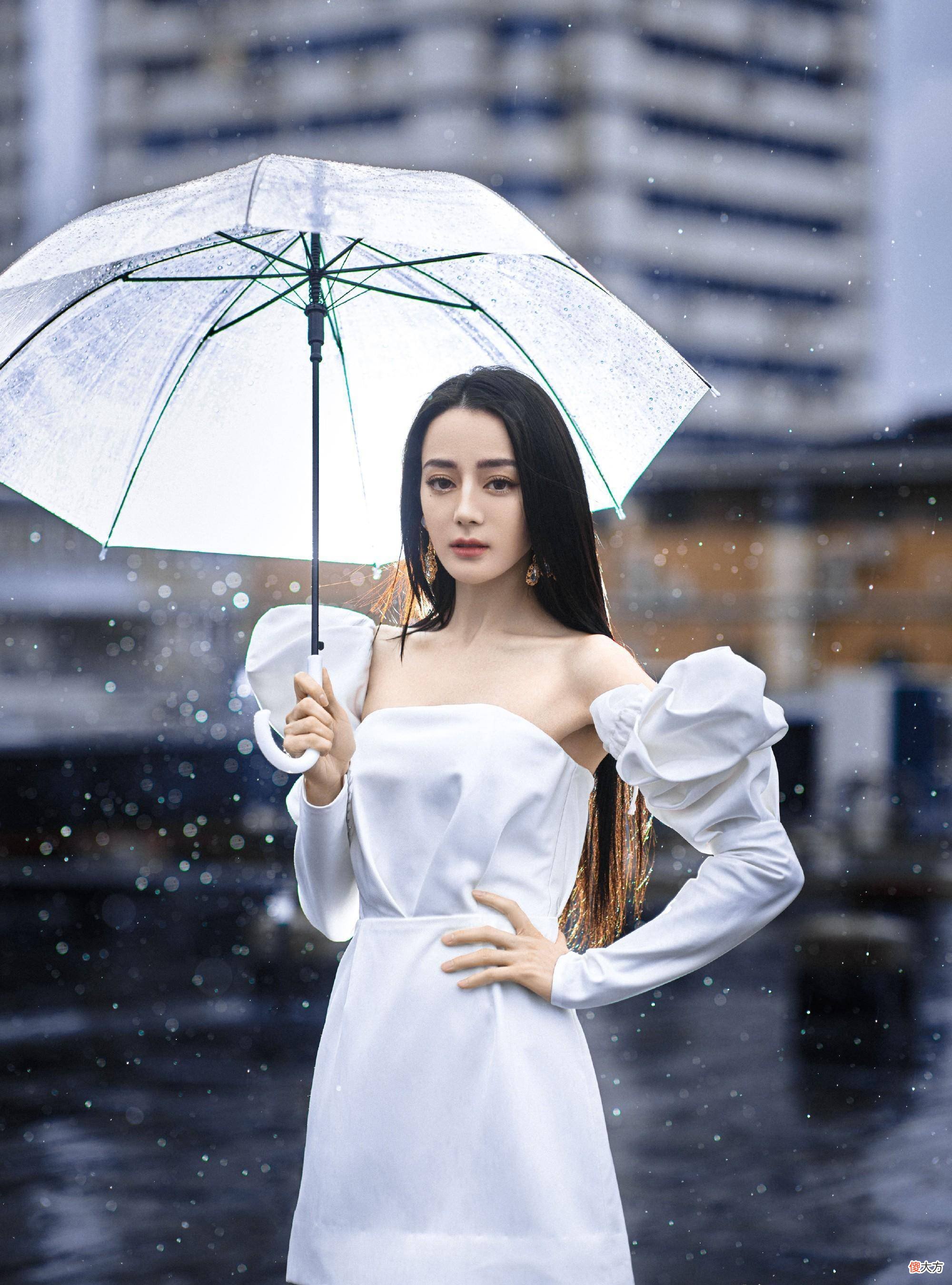 【就爱时尚】迪丽热巴雨中撑伞画面浪漫唯美，每一张都能拿来当壁纸