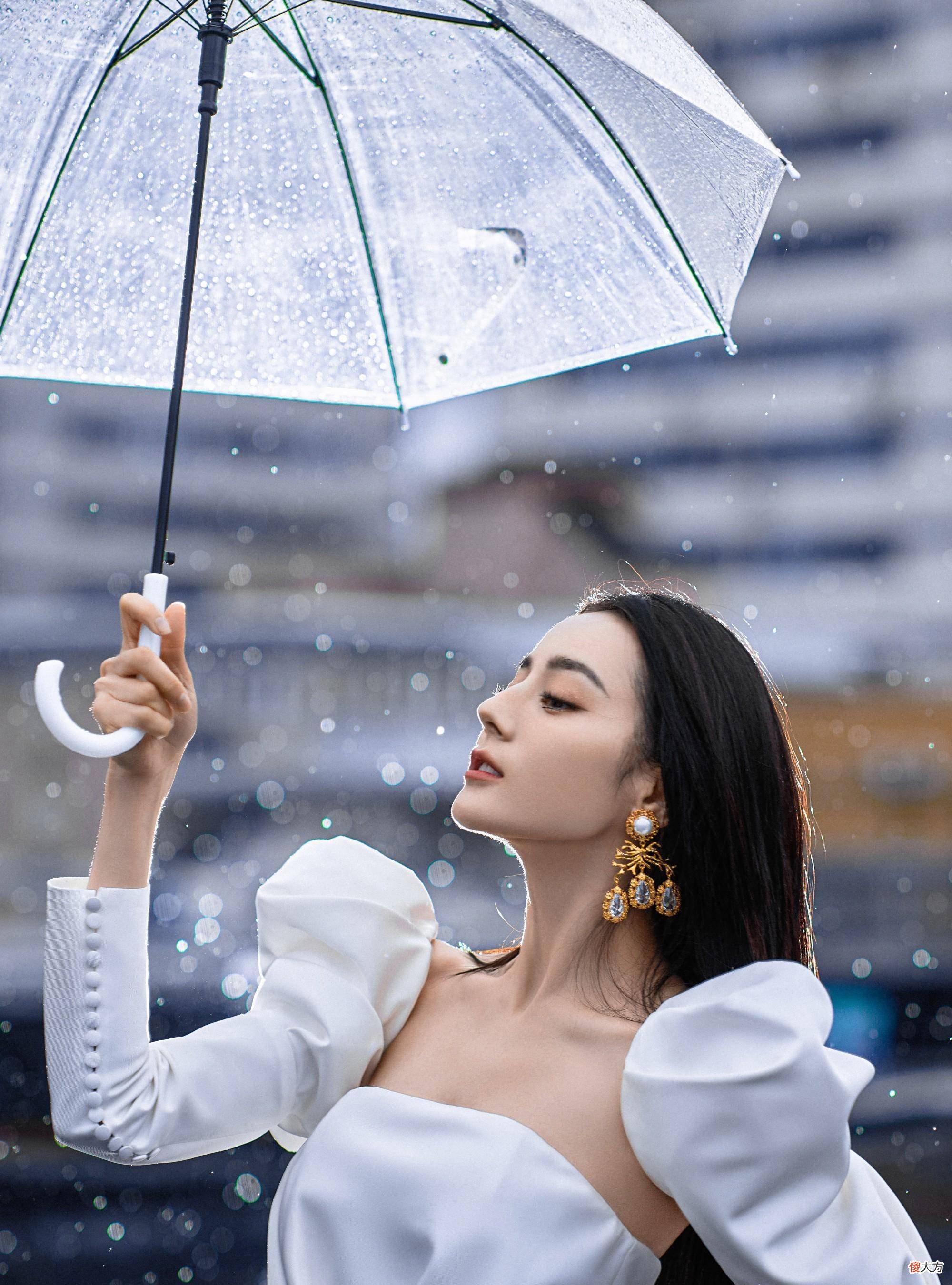 【就爱时尚】迪丽热巴雨中撑伞画面浪漫唯美，每一张都能拿来当壁纸