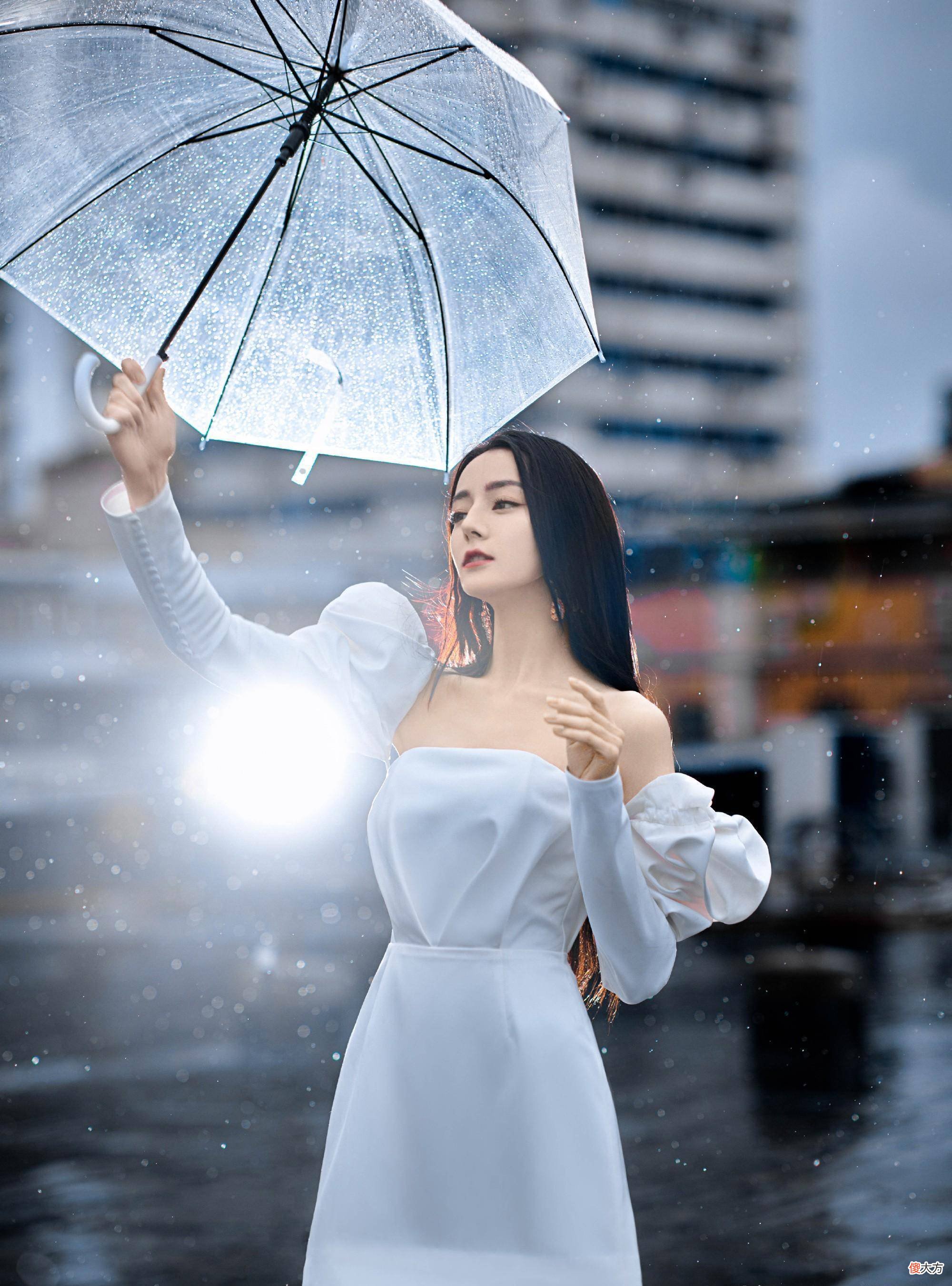 【就爱时尚】迪丽热巴雨中撑伞画面浪漫唯美，每一张都能拿来当壁纸