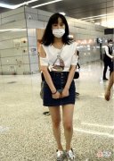 【时尚一点】黄龄的穿衣风格独特又精怪，破洞上衣穿出了既复古又时髦的感觉