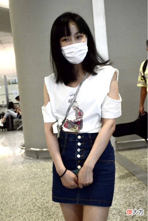【时尚一点】黄龄的穿衣风格独特又精怪，破洞上衣穿出了既复古又时髦的感觉