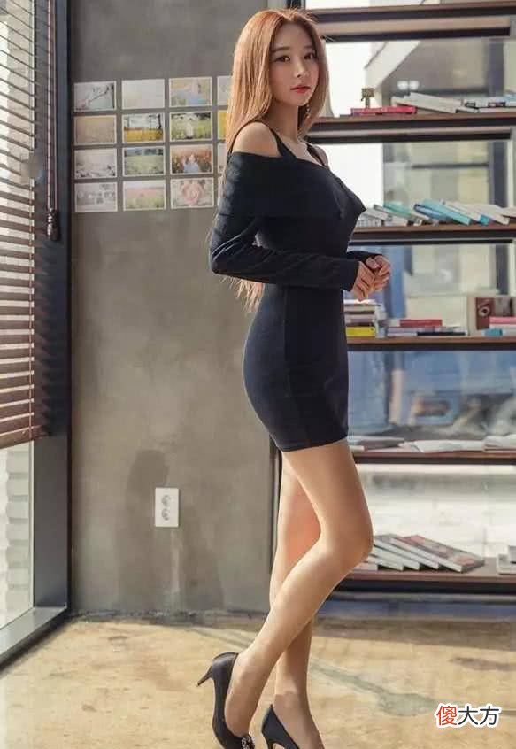 【时尚一点】吊带连衣裙美女，穿出不一样的潮流，展现女性纤细的小蛮腰