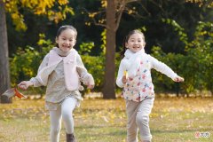 孩子过度关注别人的评价，并不是件好事，父母要做好早期教育