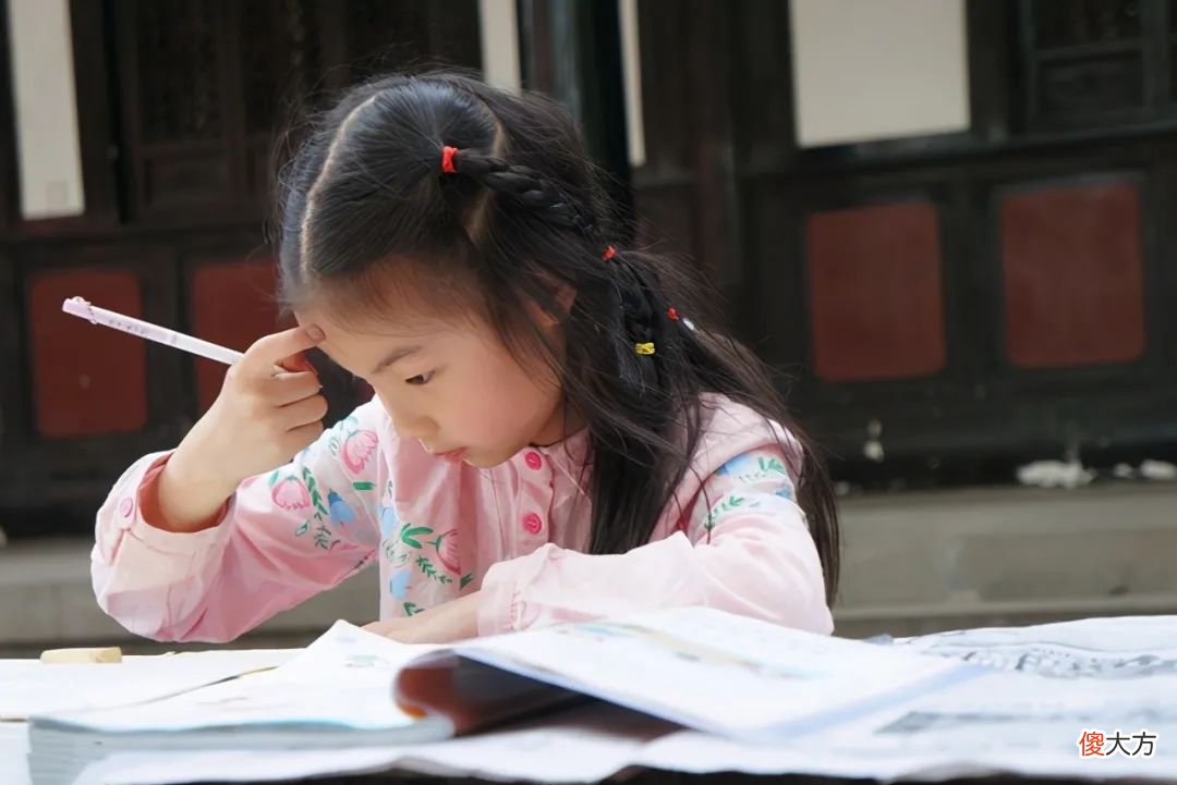 孩子过度关注别人的评价，并不是件好事，父母要做好早期教育