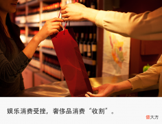 【时尚一点】年轻人买奢侈品，越涨越买？