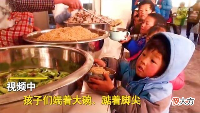 云南偏远山区孩子打饭一幕引热议，看到孩子的手彻底泪落