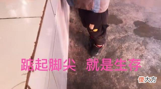 云南偏远山区孩子打饭一幕引热议，看到孩子的手彻底泪落