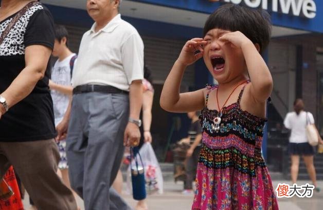 有人说：卖天津大麻花的车里藏了小孩，家长的警惕是否多余？