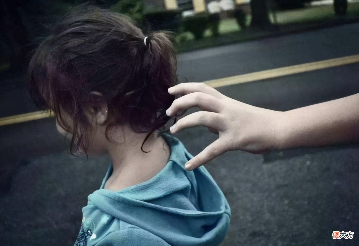 有人说：卖天津大麻花的车里藏了小孩，家长的警惕是否多余？