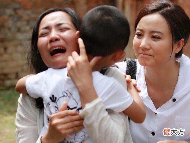 有人说：卖天津大麻花的车里藏了小孩，家长的警惕是否多余？