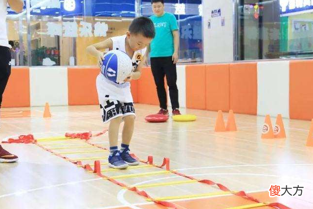 晚上9点接到放寒假通知，老师都没来得及留作业，孩子高兴得蹦！