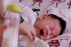 新生儿呛奶的“抢救时间”很短，区区十分钟，这些步骤不容出错