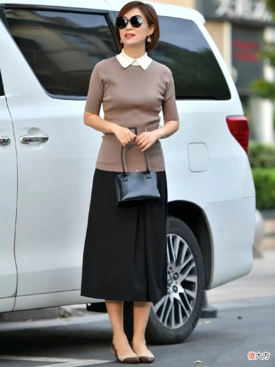 【时尚一点】女人过了50岁穿衣一定不能显俗气，学学这位妈妈，既优雅又不显老