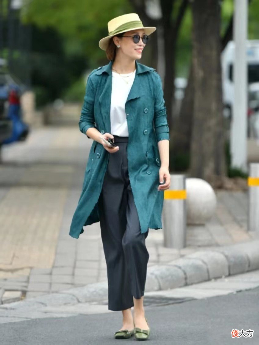 【时尚一点】女人过了50岁穿衣一定不能显俗气，学学这位妈妈，既优雅又不显老