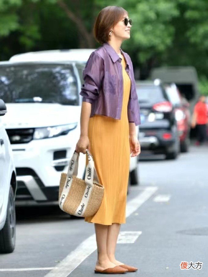 【时尚一点】女人过了50岁穿衣一定不能显俗气，学学这位妈妈，既优雅又不显老