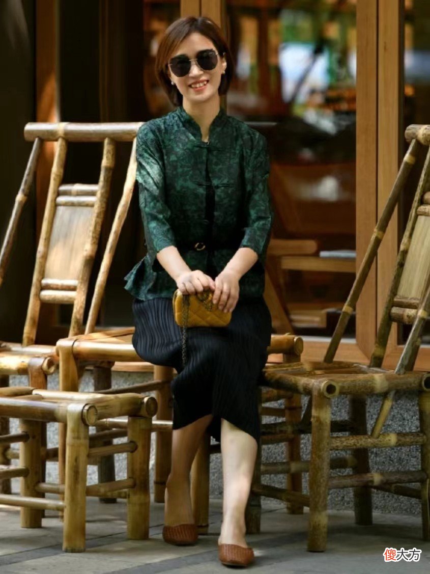 【时尚一点】女人过了50岁穿衣一定不能显俗气，学学这位妈妈，既优雅又不显老